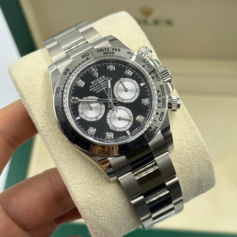 Rolex Cosmograph Daytona 116509 features an white case and a striking black diamond dial.