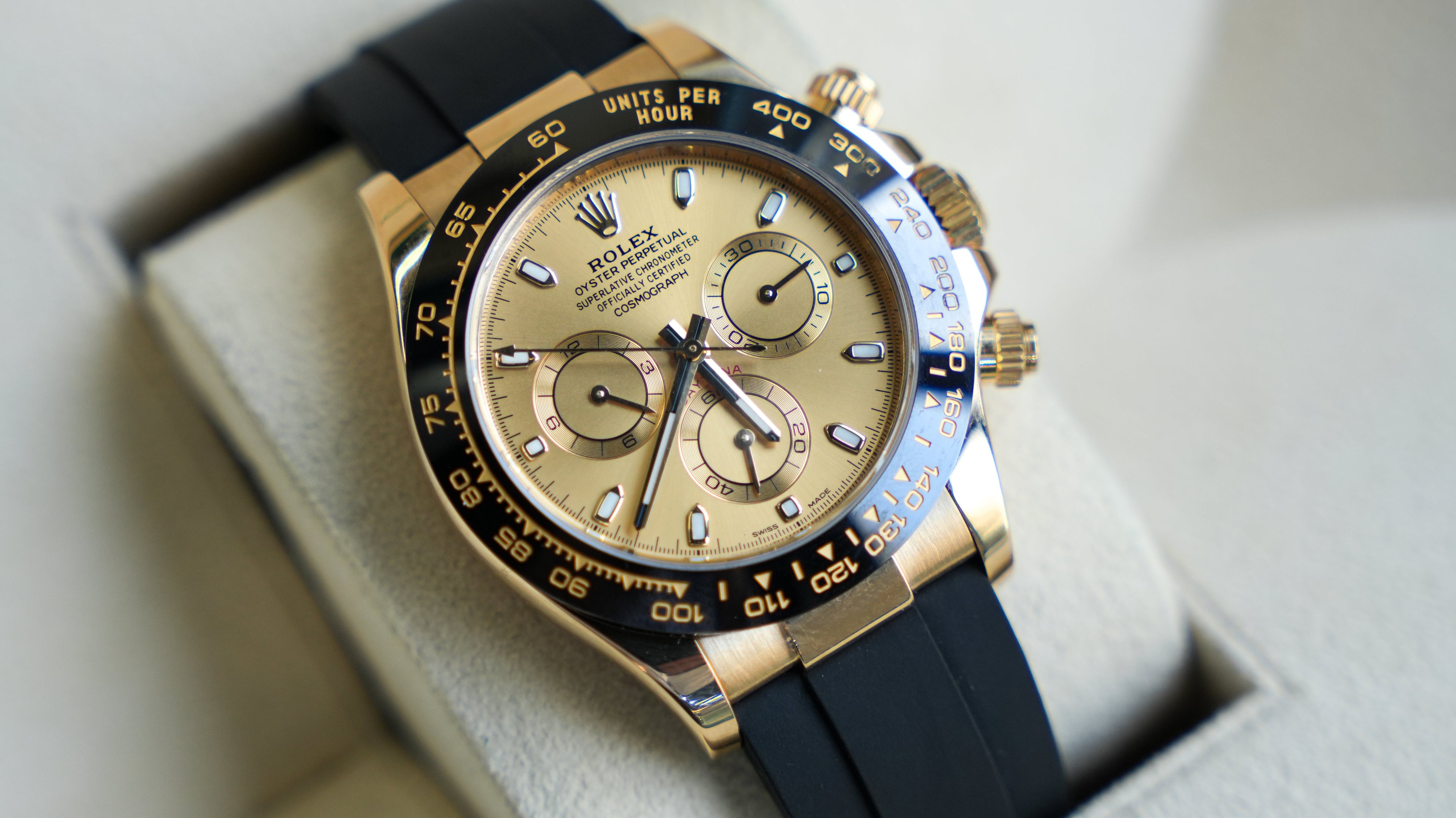 Rolex Cosmograph Daytona 116518LN, featuring an yellow gold case paired with a distinctive black Cerachrom bezel and an Oysterflex strap